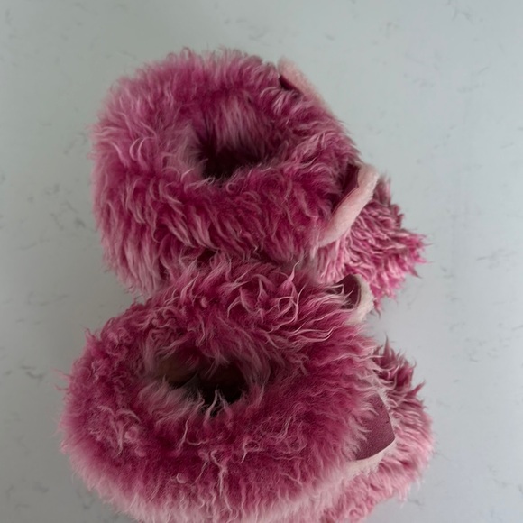 Ugg Toddler Fuzzy Boots - Picture 4 of 6